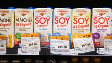 Süpermarket rafında bitki bazlı süt çeşitleri. Soya, badem ve pirinç sütü. Bangkok, Tayland - 16 Nisan 2018.