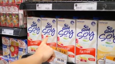 Süpermarkette Müşteri Eli Soya Sütü Seçiyor. Bangkok, Tayland - 16 Nisan 2018.