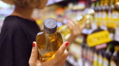 Kadın Elleri Zeytinyağı Tutuyor Süpermarketten Alışveriş.