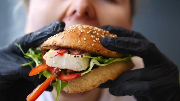 Zdravá dietní koncepce. Detailní záběr ženy jíst Vegan Burger. — Stock video