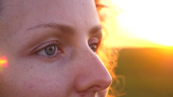 Κλείσιμο της γυναίκας μάτια στο ηλιοβασίλεμα στη φύση — Αρχείο Βίντεο