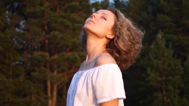 Νεαρή γυναίκα που απολαμβάνει τη φύση και το ηλιοβασίλεμα — Αρχείο Βίντεο