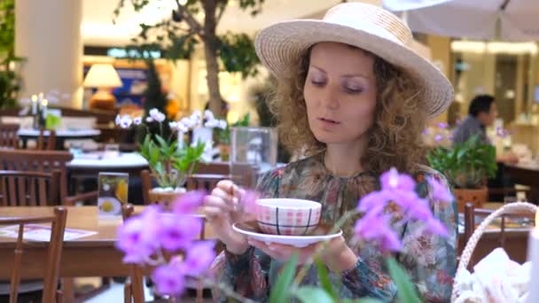 Kvinna dricka te i caféet — Stockvideo