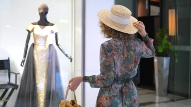 Mujer mirando el escaparate boutique mientras va de compras — Vídeos de Stock