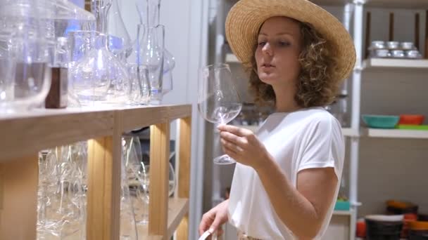 Γυναίκα Επιλέγοντας Γυαλί Κρασιού Αγορές Σε Γυάλινο Κατάστημα Ware — Αρχείο Βίντεο