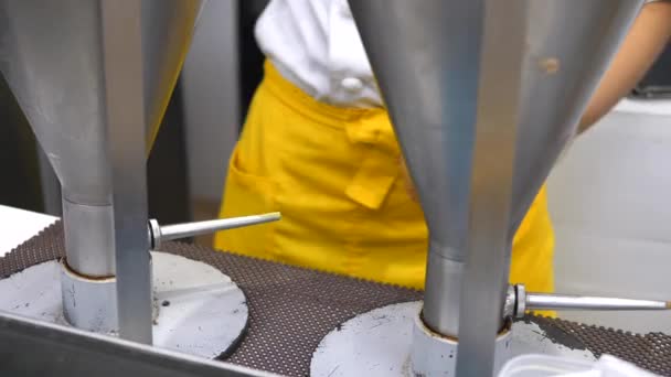 Bakverk Tillverkare Fyllning Eclairs med grädde på bageriet — Stockvideo