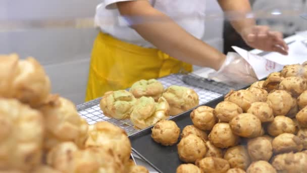 Подготовка эклеров на кухне в пекарне — стоковое видео
