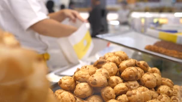 Embalaje y embalaje Eclairs pastelería en el supermercado — Vídeos de Stock