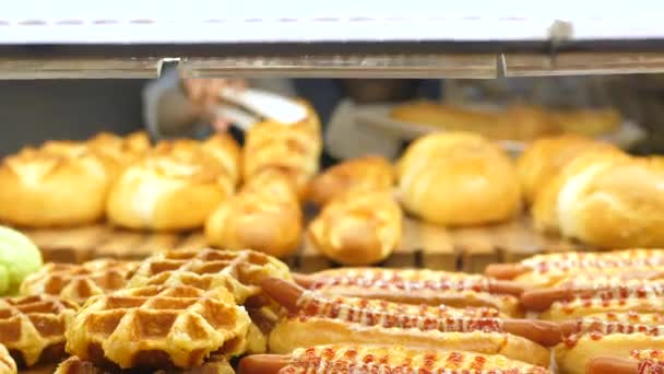 Variété de pâtisseries cuites au four au supermarché. Gros plan . — Video