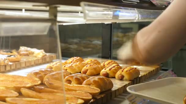 Primer plano de salchicha en la masa mostrada en la panadería — Vídeos de Stock