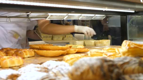 Bäckerauslage im Supermarkt — Stockvideo
