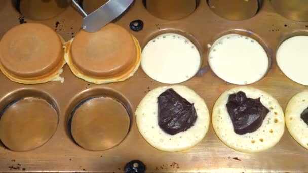 Matlagning pannkakor med choklad — Stockvideo