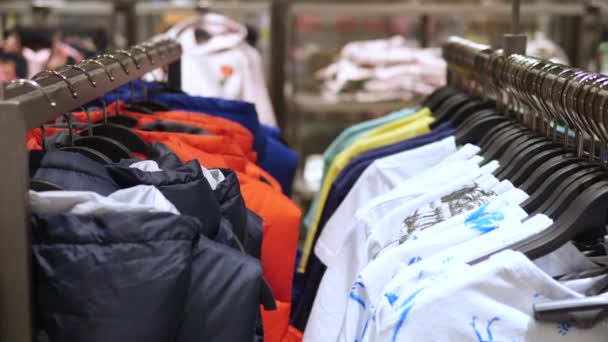 Magasin de vêtements avec vêtements. Concept d'achats et de consommation . — Video