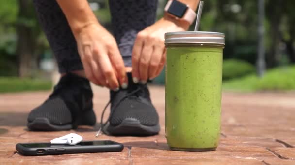 Zielony Detox Smoothie Cup i damskie buty do biegania. Fitness i zdrowy styl życia Concept. — Wideo stockowe