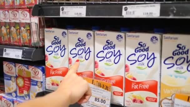 Main du client Choisir le lait de soja dans le supermarché. BANGKOK, THAÏLANDE - 16 AVRIL 2018 . — Video