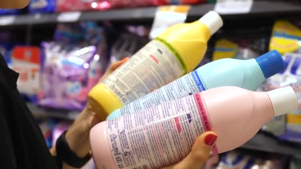 Cliente femenino eligiendo artículos de limpieza para el hogar en el supermercado. BANGKOK, TAILANDIA - 16 DE ABRIL DE 2018 . — Vídeos de Stock