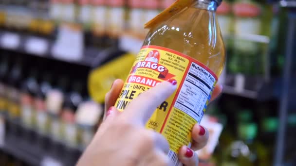 Bragg vinagre de manzana cruda orgánica en el supermercado. BANGKOK, TAILANDIA - 16 DE ABRIL DE 2018 . — Vídeo de stock