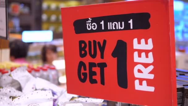 Купить 1 бесплатно, продать в супермаркете — стоковое видео