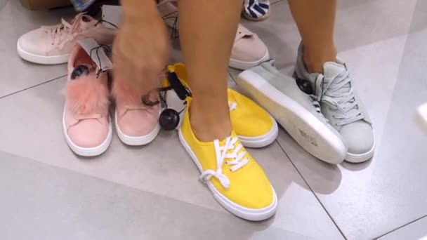在商场里试穿新休闲鞋的女孩. — 图库视频影像