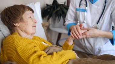 Doktor Ev Ziyareti, Yaşlı Bakımı ve Yardım Konsepti. Doktorla Kıdemli Kadın.