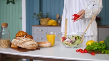 Mutfakta Sağlıklı Kadın Yemekleri Salatası. Yakın çekim..