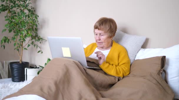 Ηλικιωμένη γυναίκα που χρησιμοποιεί λάπτοπ. Σύγχρονη γιαγιά. — Αρχείο Βίντεο