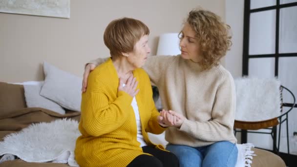 Grand-mère malade se plaignant à sa petite-fille. Concept de soins aux personnes âgées . — Video