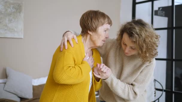 Junge Frau kümmert sich um Seniorin. Familienpflege. — Stockvideo