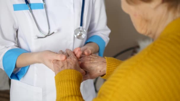 Cuidador de la mano Sosteniendo y confortando a los pacientes de edad avanzada Mano — Vídeos de Stock