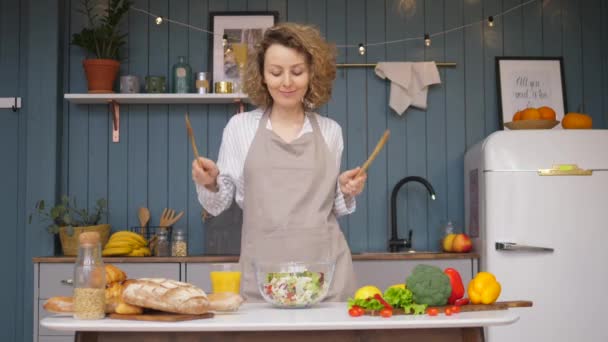 Veselá dívka Dancing On Kitchen And Cooking Healthy Food. Motivační a povznášející koncepce. — Stock video