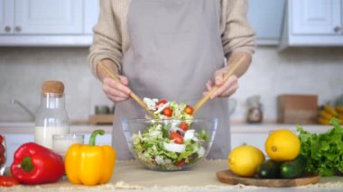 Sağlıklı beslenme, vejetaryen yemekleri, diyet ve insanların kavramları - Kadın Elleri Pişirme Salatasına Yakın