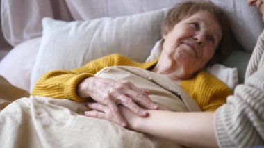 Aile, Destek, Yaşlılar Bakımı, Yardım, Yaşlılar Konsepti. Büyükanne Yatakta.