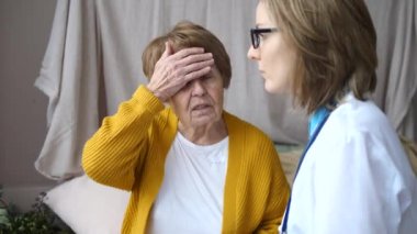 Sağlık Şikayetleri, Yaşlılar, Yaşlılar Bakımı. Evde Hastayla Doktor.