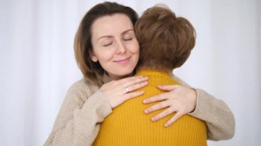 Torunun portresi Sevgi, minnettarlık ve özen ile büyükannesine sarılıyor.