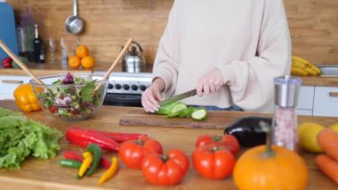 Mutfakta Sağlıklı Yeşil Salata İçin Taze Sebze Kesen Kadın.