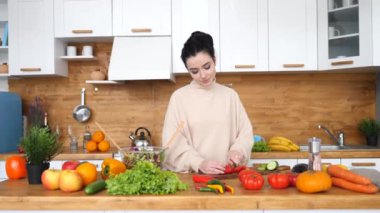 Sağlıklı Yaşam Tarzı Konsepti. Mutfakta Salata İçin Sebze Kesen Genç Kadın.