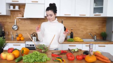 Esmer Kadın Mutfakta Salata Hazırlıyor. Sağlıklı Yeme Konsepti.