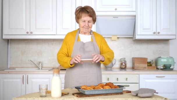 Grootmoeder en kleindochter koken tomatensoep in de keuken — Stockvideo