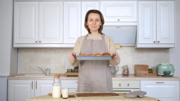 Mooie jonge vrouw bakken gebak in keuken — Stockvideo