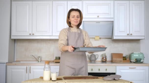Mujer joven cocinando comida en la cocina en casa. Cruasanes frescos para hornear . — Vídeos de Stock