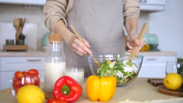 Mutfakta salata karıştıran yakın plan kadın. Sağlıklı vejetaryen yemekleri. — Stok video