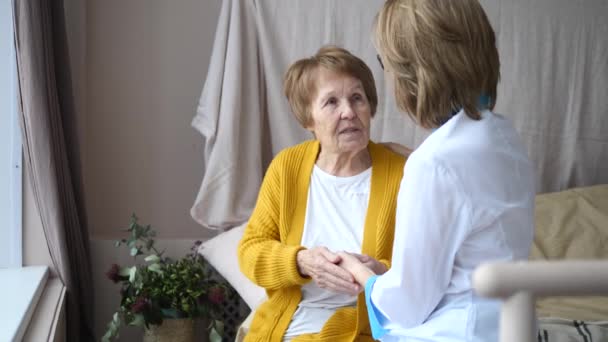 Le médecin rend visite à un patient âgé à la maison. Aide aux aînés à domicile, concept des soins aux aînés . — Video