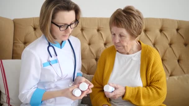 Médico Feminino Prescrevendo Medicina para Mulher Idosa . — Vídeo de Stock