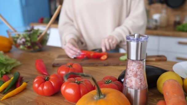 Primer plano de las manos de la mujer cortar pimienta cocinar comida saludable en el hogar . — Vídeos de Stock