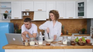 Mutfaktaki Dizüstü bilgisayarla Birlikte Aile Yemeği Kahvaltısı.