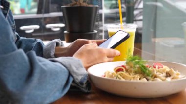 Sağlıklı Kafe 'de Moda Kadın Elleri Akıllı Telefon Kullanıyor