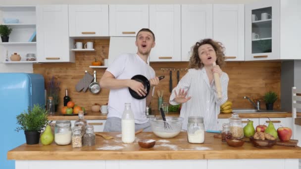 Família, Relacionamento, Felicidade, Estilo de Vida Feliz Conceito. Casal dançando na cozinha . — Vídeo de Stock