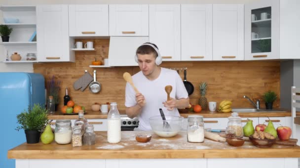 Alegre excitado hombre bailando y tambor en cocina y cocina comida . — Vídeo de stock