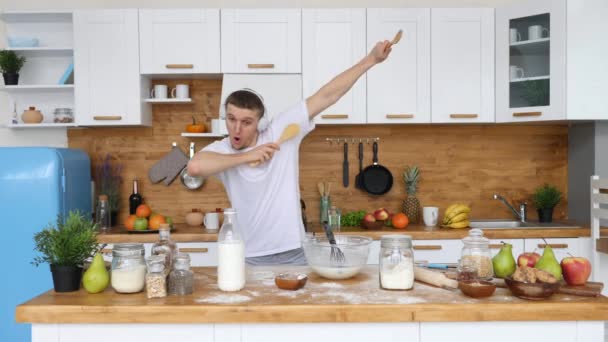 Glücklich, inspirierend, erhebend Lifestylekonzept. Mann tanzt in Küche. Guten Morgen. — Stockvideo