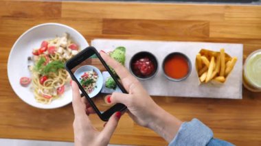 Cep telefonlu eller öğle yemeğinde yemek hikayeleri çekiyor..